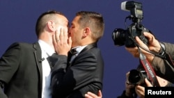 Vincent Autin (trái) và Bruno Boileau (phải) hôn nhau trước tòa thị chính thành phố Montpellier sau khi kết hôn vào ngày 29 tháng 5, 2013.