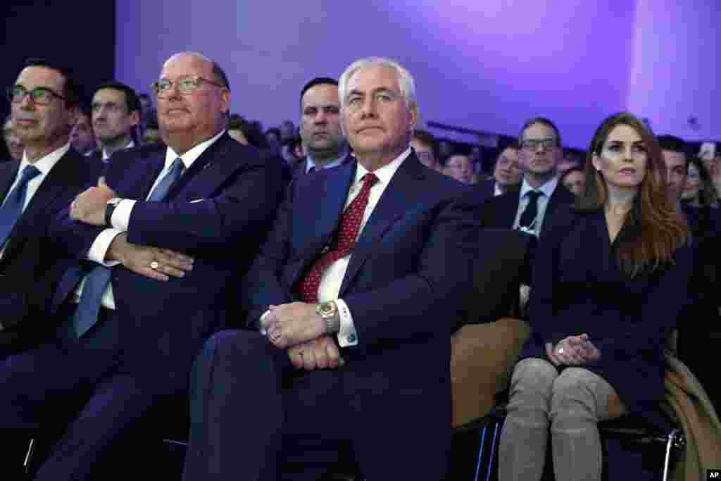 2018年1月26日美国国务卿蒂勒森,财政部长努钦和白宫通讯联络办公室主任希克斯倾听川普总统在达沃斯发表的演讲。29岁的希克斯是历来最年轻的白宫通讯联络主任。