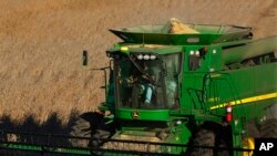 资料照 美国伊利诺伊州的农民收获大豆