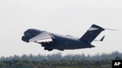 美国一架C-17军用运输机星期六从佛罗里达州的空军基地起飞,向委内瑞拉运送救援物资。