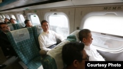 张志军乘坐高铁前往高雄(陆委会提供)