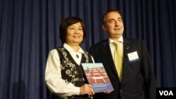 欧洲在台商会把副理事主席把2018年建议书递交给台湾国发会主委陈美伶(2017年11月15日, 张佩芝摄)