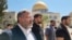 FILE - Menteri Keamanan Nasional Israel Itamar Ben-Gvir mengunjungi kompleks Al-Aqsa yang juga dikenal oleh orang Yahudi sebagai Temple Mount, di Yerusalem, 13 Agustus 2024. (Temple Mount Administration/Handout via REUTERS)