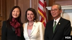 美国众议院议长佩洛西(中)在《台湾关系法》40周年酒会与台湾驻美代表高硕泰夫妇合影(美国之音钟辰芳拍摄)