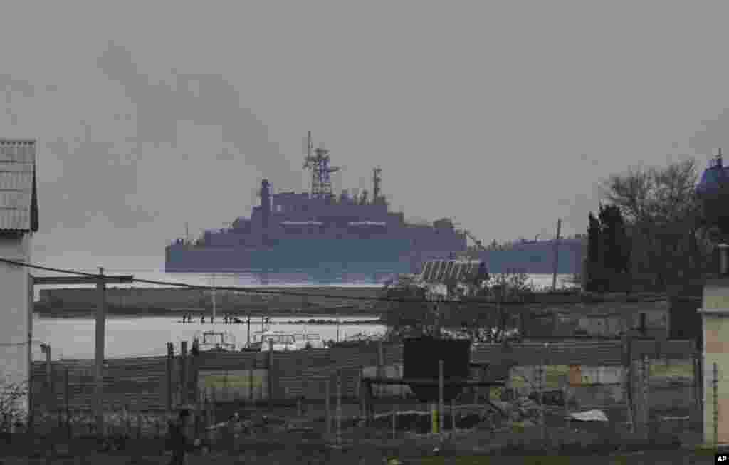 Tàu đổ bộ của hải quân Nga "Georgiy Pobedonosets" tiến vào vịnh Sevastopol, Ukraine, ngày 2/3/2014.