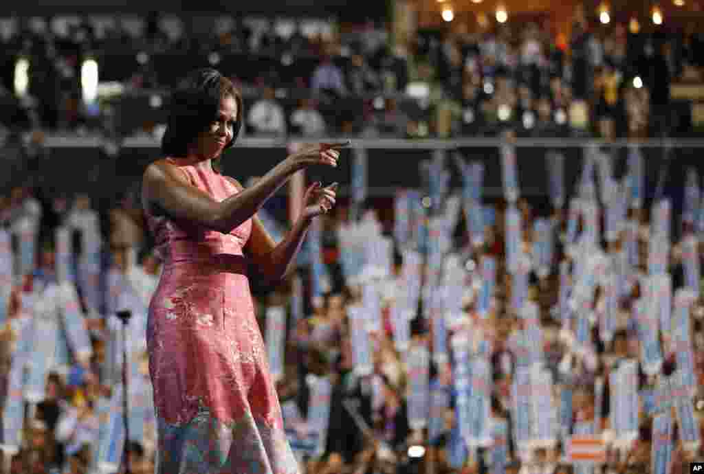 Đệ nhất Phu nhân Michelle Obama vẫy chào cử tọa sau bài diễn văn tại Đại hội, 3 tháng 9, 2012.