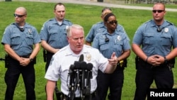 Cảnh sát trưởng của vùng ngoại ô thành phố St. Louis Thomas Jackson.