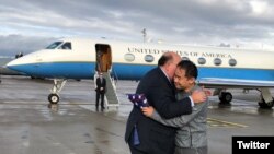 美国驻瑞士大使麦克马伦(Edward McMullen)12月7日在苏黎世机场迎接被伊朗释放的王夕越。