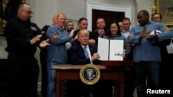 在美国钢铝工人的簇拥下,川普总统在白宫罗斯福室签署宣言,对进口的钢铝征收关税。(2018年3月8日)