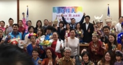 台湾新住民展示自己的创意产品 (齐勇明拍摄)