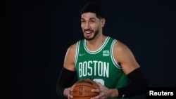 资料照:美国NBA联盟的波士顿凯尔特人队球星埃内斯·坎特(2021年9月27日)