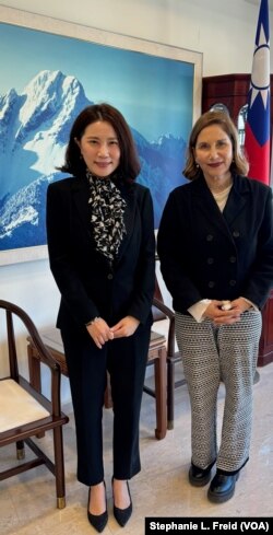 台湾驻以色列代表李雅萍(左)在驻特拉维夫台北经济贸易办事处接受美国之音特约记者斯特芬妮·傅莱德采访时合影。(2025年1月2日)