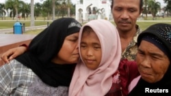 Bà Jamaliah hôn Raudhatul Jannah đứa con gái mất tích từ trận sóng thần năm 2004, vừa tìm lại được vào tháng 8 năm 2014