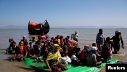 等待孟加拉边防卫兵批准前行的缅甸罗兴亚难民。(2017年11月9日)