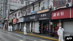 上海警察因新冠疫情封锁了黄埔区的一个住宅区。(2021年1月21日)