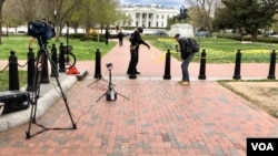 由于疫情关系,电视台记者们改到白宫外进行录影工作(美国之音黄耀毅)