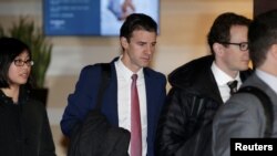 资料照:前白宫经济委员会官员威廉姆斯(左二 Clete Willems)在北京酒店准备前去参加美中贸易谈判。(2019年2月13日)