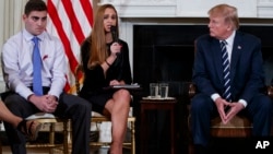 美国总统川普在白宫会见佛罗里达州南部帕克兰的斯通曼.道格拉斯高中的学生代表、学生家长和教师(2018年2月22日)