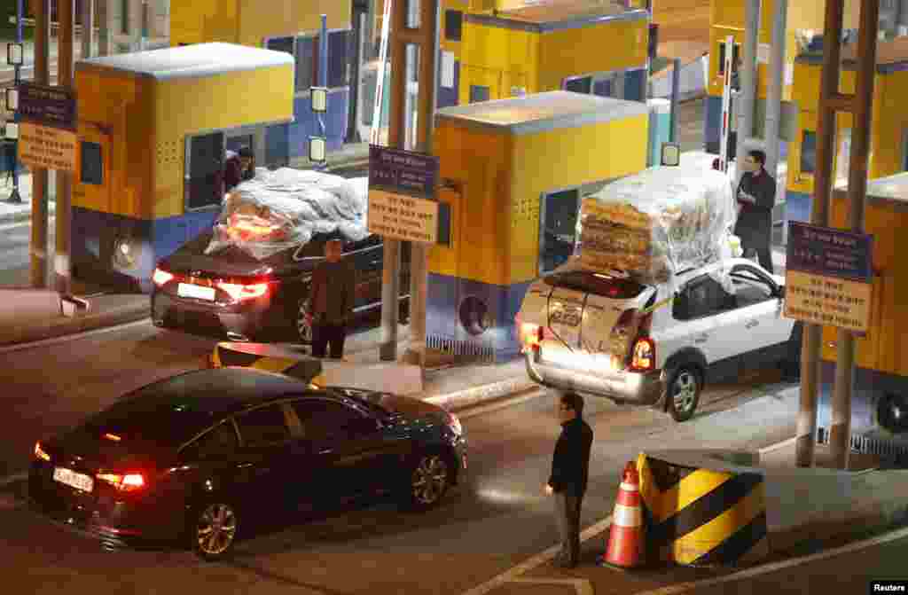 2013年4月30日,韩国车辆从朝韩开城工业园区返抵于坡州、紧挨非军事区南端界线的韩国海关移民与检疫办事处。