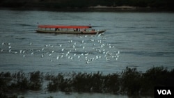 湄公河是泰国和老挝的界河,当地渔民说,湄公河的水位正在逐年降低 。(美国之音 朱诺拍摄,2013年1月10日)