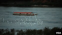 湄公河是泰国和老挝的界河,当地渔民说,湄公河的水位正在逐年降低 。(美国之音朱诺拍摄,2013年1月10日)