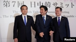 资料照：左起中国总理李克强、日本首相安倍晋三和韩国总统文在寅在成都出席中日韩领导人峰会。（2019年12月24日）