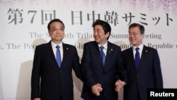 2018年5月9日中国总理李克强(左)在东京与安倍首相(中)和韩国总统文在寅举行三方会谈(路透社)