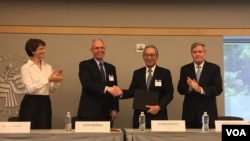在美国和平研究所举行的一个仪式上,美国官员感谢台湾在曾经被伊斯兰国恐怖组织占领地区所做的稳定和人道努力。左起:美国国务院负责东亚太平洋事务的代理副助理国务卿石露蕊(Laura Stone);美国在台协会执行理事罗瑞智(John Norris);台湾驻美代表高硕泰;负责全球打击伊斯兰国联盟的美国总统副特使沃尔夫(Terry Wolff) (美国之音钟易廷拍摄)