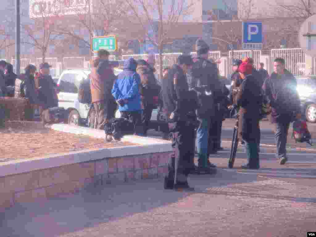 警方不准记者靠近北京第一中级法院 ( 美国之音东方拍摄)