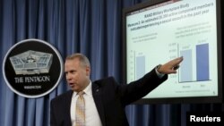 五角大楼防止和应对性攻击办公室高级执行顾问内森·加尔布雷斯在五角大楼举行的新闻会上公布有关军中性攻击的年度报告。(2015年5月1日)