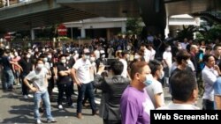 近百口罩男到金钟道强拆路障(苹果日报网站图片)