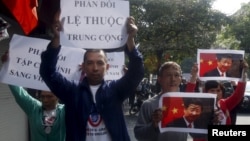 在中国国家主席习近平到访前夕,抗议者在越南首都河内的街头高举反对中国的标语。(2015年11月3日)