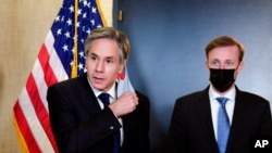 资料照:国务卿安东尼·沙利文在国家安全顾问杰克·沙利文陪同下,于2021年3月19日在阿拉斯加安克雷奇举行的中美闭门会谈后与媒体交谈。