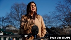 白宫发言人桑德斯2019年2月5日在白宫外回答记者问题。