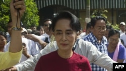 昂山素季在访问仰光的一个投票站 (2015年11月8日)