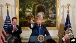 美国总统川普星期一在美国驻日大使官邸的早餐会上对日美企业领袖发表演讲。 (2017年11月6日)