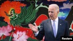 资料照:时任美国副总统的拜登2012年2月17日在洛杉矶的国际研习中心。