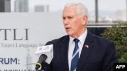 特朗普重返白宫前夕,美国前副总统彭斯在台北的一场论坛上表示,美国不会抛弃太平洋地区的盟友,并呼吁特朗普政府重申为台湾提供防卫能力的承诺。(法新社:2025年1月17日)