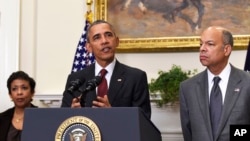 美国总统奥巴马在国土安全部部长约翰逊(右)和司法部长林奇陪同下,在白宫发表谈话(2015年11月25日)