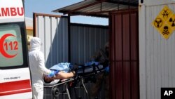 2017年4月4日,土耳其专家转运在叙利亚伊德利卜城疑似化武袭击中的受害者。