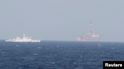 Tàu Trung Quốc gần giàn khoan Hải Dương ở Biển Ðông.