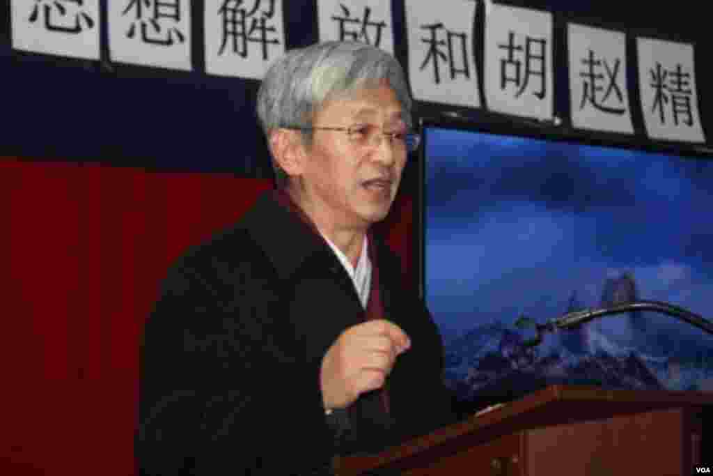 萧远发言(美国之音方冰拍摄)