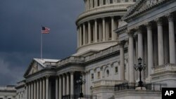 资料照片:阴雨下的国会大厦。(2020年8月3日)