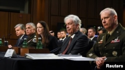 美国情报界领袖2023年3月8日赴国会山出席参议院情报委员会听证会。由右至左为:国防情报局长斯科特·贝里尔、中央情报局长威廉·伯恩斯、国家情报总监海恩斯、国家安全局长保罗·仲宗根、联邦调查局长克里斯托弗·雷。