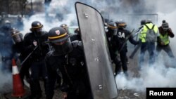 国抗议人士星期六在巴黎与警察爆发冲突