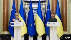 欧盟委员会主席冯德莱恩(Ursula von der Leyen)2024年9月20日在基辅与泽连斯基总统联合记者会,称欧盟很快完成向乌克兰提供由被冻结的俄罗斯资产收益作抵押的350亿欧元贷款。