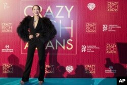 新加坡华人女星谢宛谕(Fiona Xie)在电影《疯狂亚洲富豪》放映会上走红毯(2018年8月21日)。