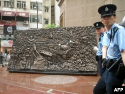 警方封锁雕塑现场