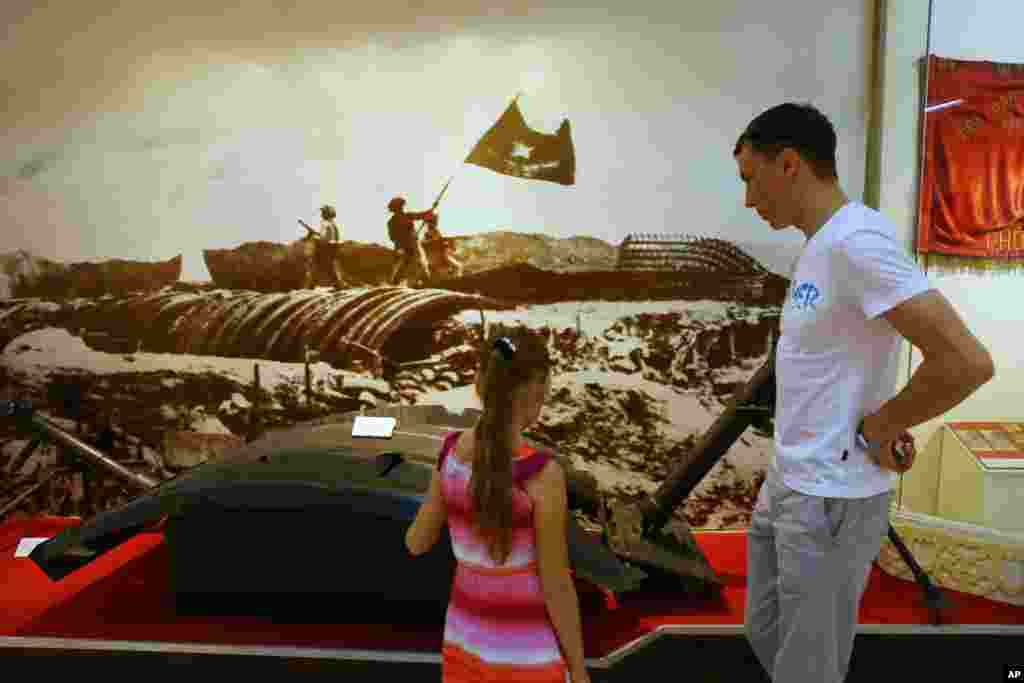 Du khách nước ngoài xem các mảnh của căn hầm Tướng Pháp De Castries tại Điện Biên Phủ trong Viện Bảo tàng Hà Nội.