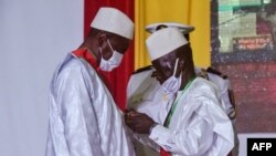 资料照片：几内亚总统孔德（左）宣誓就任第三任总统（2020年12月15号）。